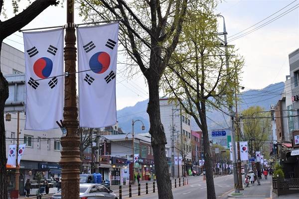 4.19 민주묘지로 향하는 4.19 거리. ‘4.19’가 붙은 간판이 많고 4.19 카페거리도 조성되었다.