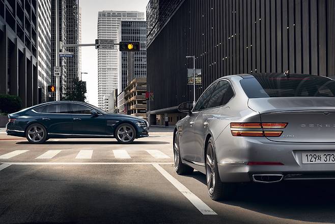 제네시스 G80에 장착된 ‘교차 차량’ 회피 기술 이미지. 교차로에 진입할 때 좌우에서 다른 차량이 접근하는 것을 감지, 긴급 제동을 통해 사고를 방지하거나 줄여준다.  현대차 제공