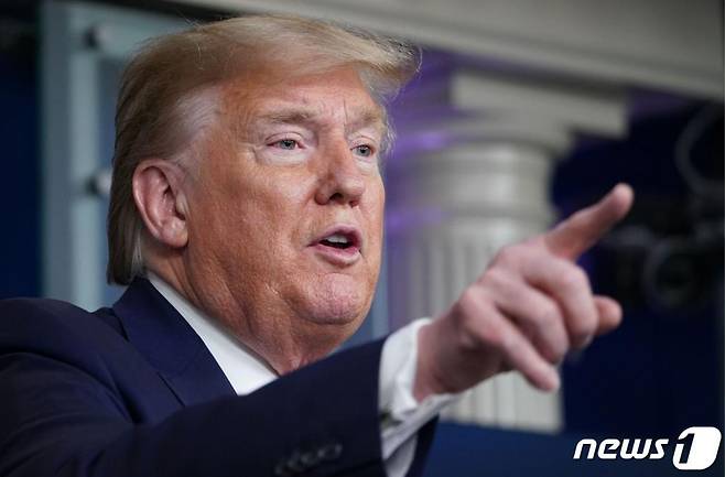 (워싱턴 AFP=뉴스1) 우동명 기자 = 도널드 트럼프 미국 대통령이 16일(현지시간) 워싱턴 백악관에서 열린 코로나19 태스크포스 일일 브리핑서 경제 3단계 정상화 방안을 밝히고 있다.  ⓒ AFP=뉴스1