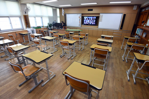 2차 온라인 개학이 시작된 16일 서울 용산초등학교 학생들이 등교하지 않은 한 교실에서 담임선생님만 참석한 채 화상으로 온라인 개학식이 진행되고 있다. 2020. 4. 16 박윤슬 기자 seul@seoul.co.kr