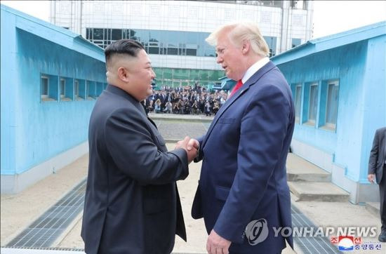 김정은 북한 국무위원장과 도널드 트럼프 미국 대통령이 지난해 6월 30일 판문점 북측 지역에서 만나 악수하고 있다. 연합뉴스