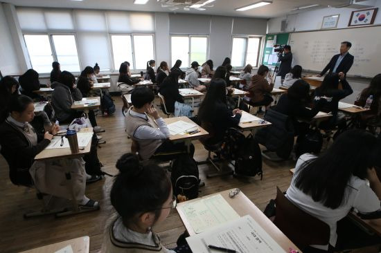 15일 오전 서울 마포구 서울여자고등학교에서 3학년 학생들이 2020학년도 대학수학능력시험 전 마지막 모의고사인 '전국연합학력평가' 진행을 기다리고 있다. 연합뉴스