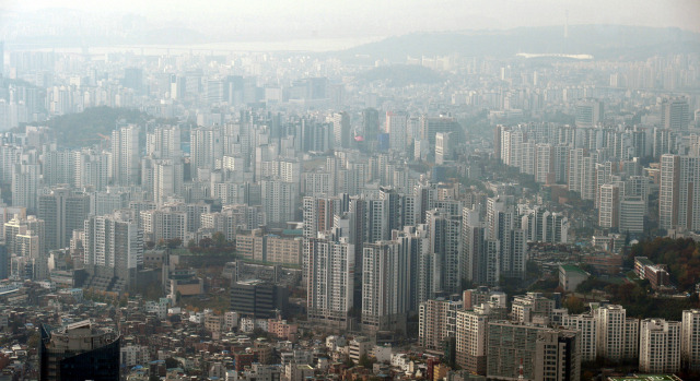 코로나19로 인한 실물경기 침체에 정부의 부동산 정책 기조 유지가 예상되면서, 집값 상승세가 꺾였다. 그러나 동시에 빠르게 미분양 물량이 해소되는 등 풍부한 유동성이 여전히 부동산 시장으로 관심을 가진 것으로 나타나면서, 하락이 제한적일 것이란 전망이 나온다. [헤럴드경제DB]