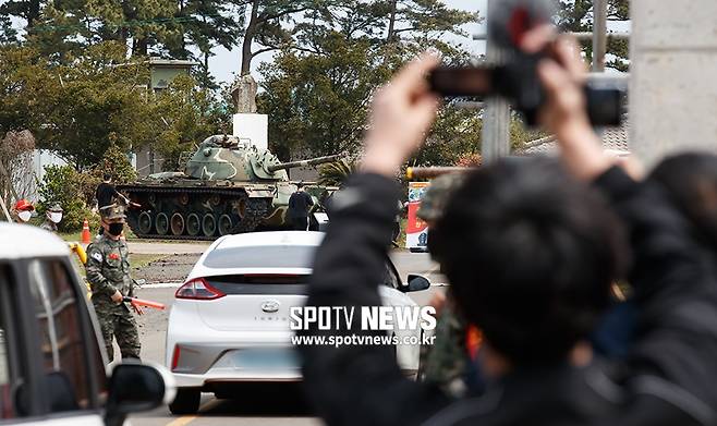 ▲ 영국 프리미어리그 토트넘 홋스퍼 소속의 손흥민이 기초군사훈련을 받기 위해 20일 오후 제주도 서귀포 해병대 제9여단 훈련소에 입소했다. 취재진이 입소 과정을 취재하고 있다. ⓒ한희재 기자