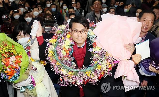 축하받는 윤상현 당선인 [연합뉴스 자료사진]