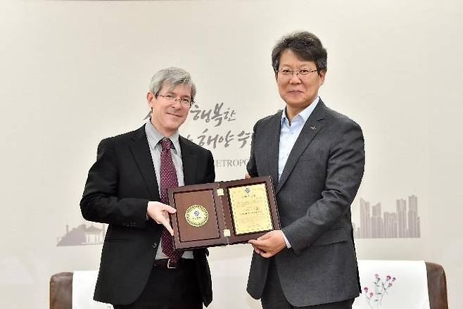 명예 부산시민 된 달시 파켓 교수 [부산시 제공·재판매 및 DB 금지]