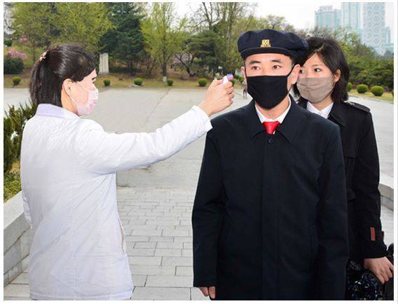 선전매체 '내나라'는 20일 자 기사에서 "학생들의 수업이 단계별로 나누어 시작되고 있다"고 전했다. 사진은 학생들이 등교 전 체온을 재는 모습. (내나라 갈무리) © 뉴스1