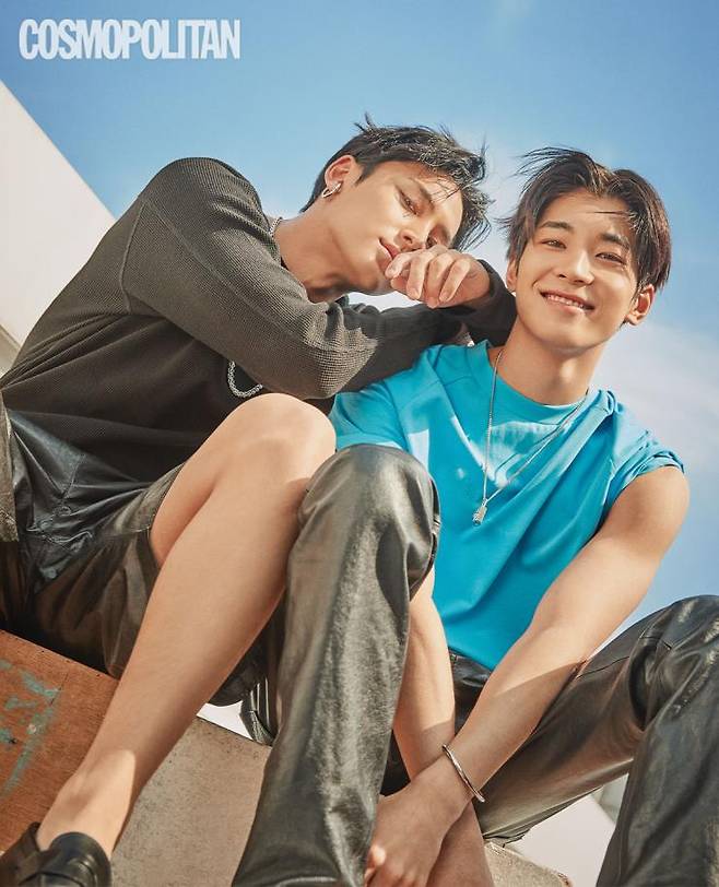 (민규)니트 톱 6만9천원 라이크 잭. 쇼츠 2백98만원 보테가 베네타. 이어 커프 22만원 우영미. 로퍼 가격미정 처치스. 목걸이 스타일리스트 소장품. (원우)티셔츠 3만9천원 코스. 팬츠 가격미정 코치 1941. 목걸이 가격미정 디올. 팔찌 20만8천원 포트레이트 리포트. 슈즈 25만9천원 요웨.