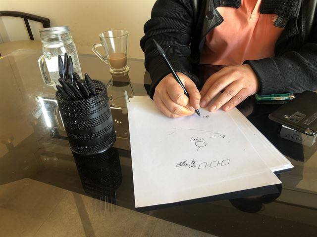 13일 압구정의 점집을 운영하는 A도사가 손님을 상대로 점을 봐주고 있다. 이혜인 인턴기자