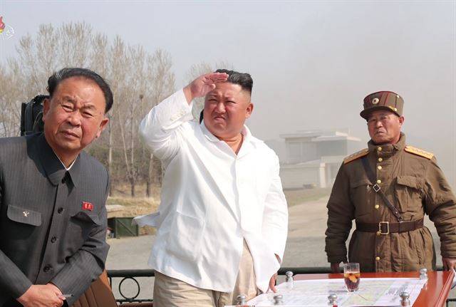 김정은 북한 국무위원장이 서부지구 항공 및 반항공사단 관하 추격습격기연대를 시찰했다고 12일 조선중앙TV가 보도했다. 김 위원장이 손으로 햇빛을 가리며 이륙하는 전투기를 응시하고 있다. 연합뉴스