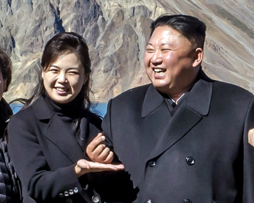 김정은 북한 국무위원장(오른쪽)과 리설주 여사. 청와대 제공