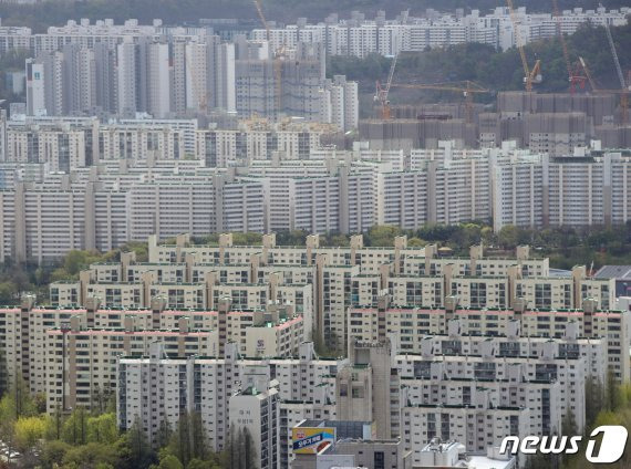 정부·여당이 상반기 내 다주택자의 보유세 인상을 목표로 한 법률 개정에 속도를 내고 있고 6월 말로 정해진 양도세 중과면제 기한도 다가오고 있어 당분간 호가를 낮춘 매물이 주를 이룰 것이란 전망이 나온다. 사진은 21일 서울 강남구 아파트 단지의 모습. /사진=뉴스1