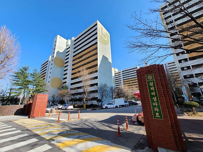 서울 강남권에서 시작된 아파트값 하락세가 서울 외곽 ‘노도강(노원·도봉·강북구)’ 지역의 중저가 단지로까지 번지고 있다. 사진은 서울 노원구 월계동 월계시영아파트(미성·미륭·삼호3차) 모습 [헤럴드경제DB]