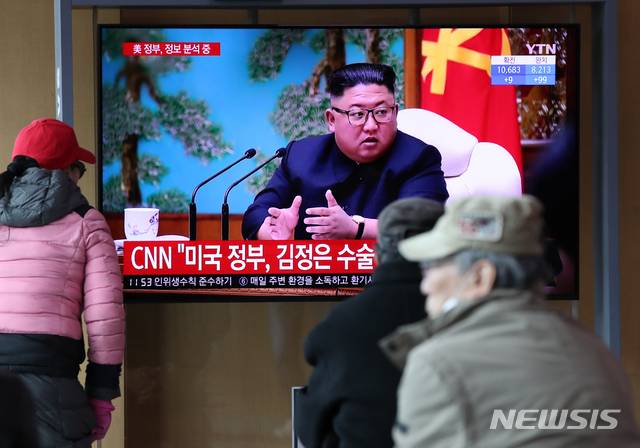 [서울=뉴시스] 고범준 기자 = 김정은 북한 국무위원장의 '건강이상설'을 북한 전문매체 데일리NK와 미 CNN이 연달아 보도한 가운데 지난 21일 서울역에서 시민들이 관련 뉴스를 시청하고 있다. 2020.04.21. bjko@newsis.com