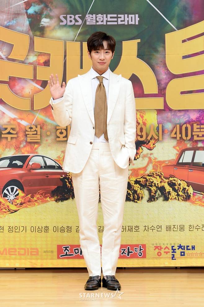 [★포토]이상엽 '화이트 패션으로 깔끔하게'