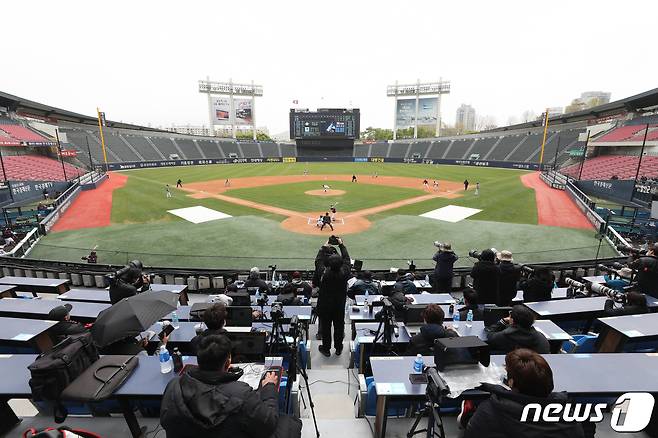 21일 오후 서울 송파구 잠실야구장에서 열린 2020 KBO 연습경기 두산 베어스와 키움 히어로즈의 경기가 관중 없이 열리고 있다. 2020.4.22/뉴스1 © News1 신웅수 기자