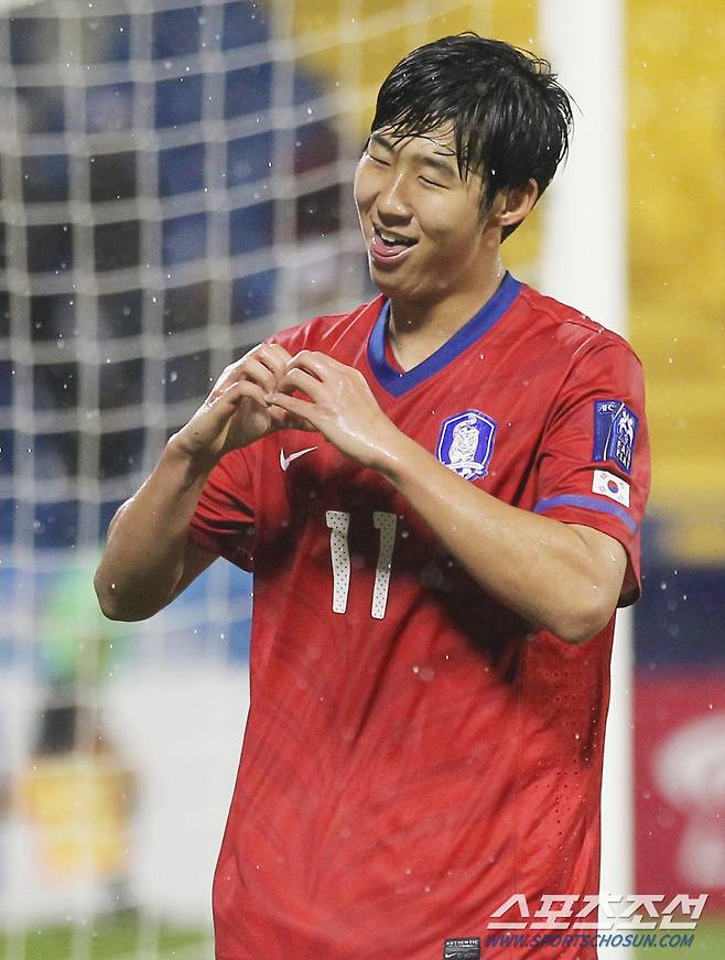 2011 카타르아시안컵 조별 예선 마지막 인도와 경기에서 A매치 데뷔골을 성공시킨 손흥민이 하트 세리머니를 선보이고 있다.