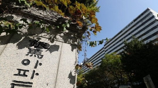 은마아파트 집주인들이 총선 이후 양도세·보유세 회피용 매물의 가격을 더 낮춰 급매물로 내놓고 있다, 사진은 은마아파트 전경.



<연합뉴스>