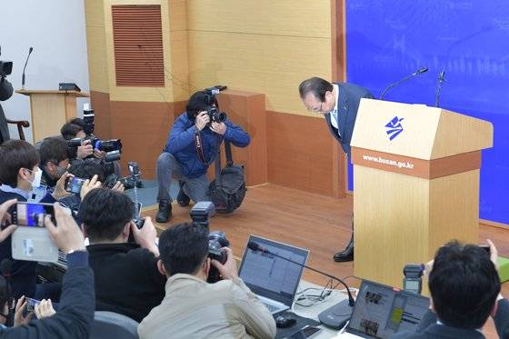 사퇴기자회견에서 오거돈 시장이 허리숙여 인사하고 있다. 송봉근 기자