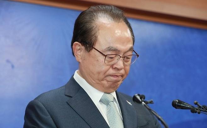 오거돈 부산시장이 4월23일 오전 부산시청에서 기자회견을 열어 침통한 표정으로 시장직 사퇴 의사를 밝히고 있다. &copy;연합뉴스
