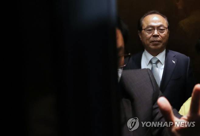 오거돈 부산시장직 사퇴 (부산=연합뉴스) 손형주 기자 = 오거돈 부산시장이 23일 오전 부산시청에서 기자회견을 열어 시장직 사퇴 의사를 밝힌 뒤 자리를 뜨고 있다. 오 시장은 "죄스러운 말씀을 드린다. 저는 최근 한 여성을 5분간 면담하는 과정에서 불필요한 신체접촉이 있었다"며 "머리 숙여 사죄드린다"고 말했다. 2020.4.23 handbrother@yna.co.kr