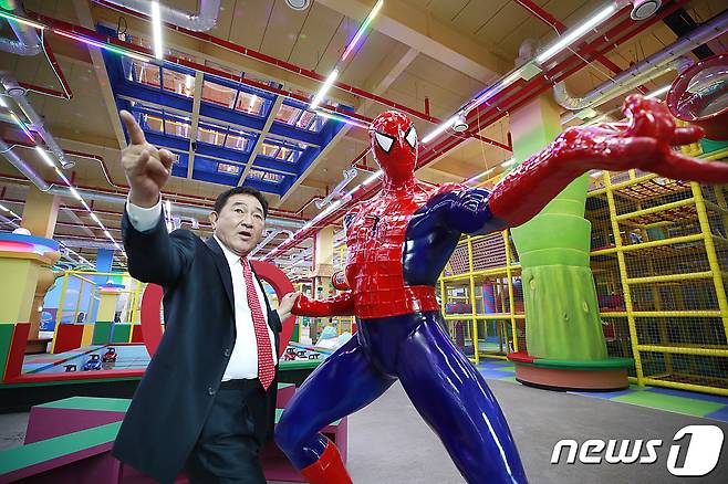 배우 임채무가 24일 오후 경기도 양주시 장흥면에 위치한 두리랜드에서 열린 뉴스1과의 인터뷰에 앞서 포즈를 취하고 있다. /뉴스1 © News1 권현진 기자