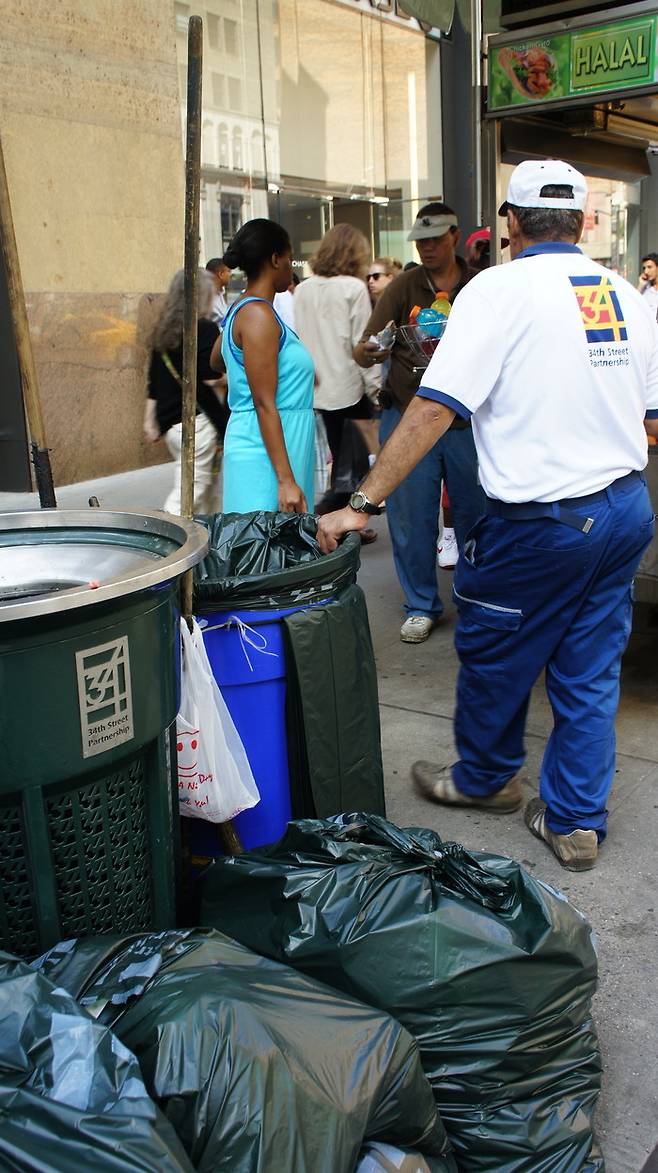 쓰레기통은 치우는 사람의 편리함에 맞춰 만들어야 한다. 사진 최이규 제공