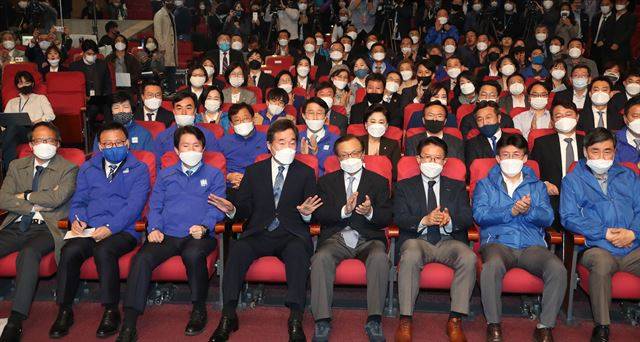 4ㆍ15 총선 당일 국회 의원회관의 더불어민주당 개표상황실에서 상임선대위원장인 이낙연 전 국무총리가 출구조사 결과 발표에 반응을 자제하라는 손짓을 하고 있다. 오대근 기자