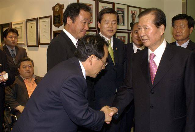 2004년 김대중 전 대통령과 민주당 국회의원 시절 이낙연 전 국무총리. 김주성 기자