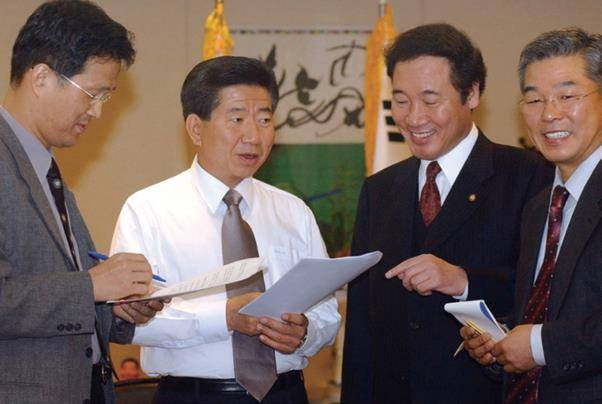 2002년 새천년민주당 대변인 시절 노무현 전 대통령과 함께 방송녹화를 준비하는 이낙연 전 국무총리의 모습. 연합뉴스