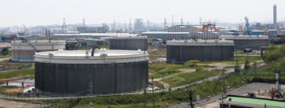 23일 울산시 남구 SK에너지 원유 저장 탱크의 부유식 지붕(플로팅 루프)이 상단까지 올라와 있다. 플로팅 루프는 저장된 원유의 높이에 맞춰 오르내려 저장량을 짐작할 수 있다. [연합뉴스]