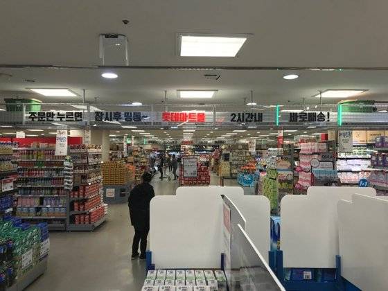 리프트에 탄 상품은 4분30초 동안 레일을 타고 자동으로 이동한다. 문희철 기자