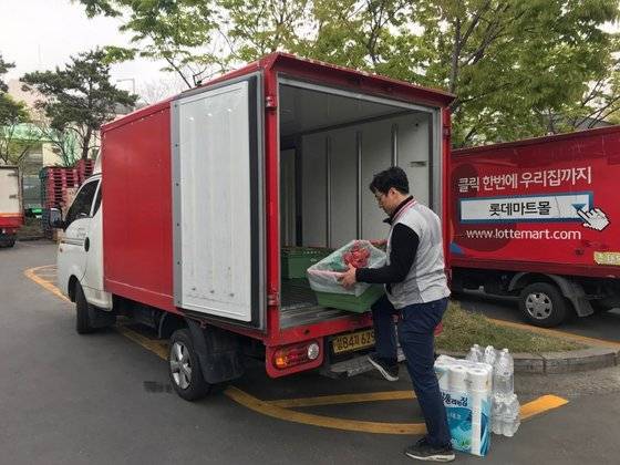 롯데마트 소비자가 주문한 순간부터 배송기사가 택배차에 상품을 넣고 출발하기까지 30분 안팎이 소요된다. 실제 배송까지는 1시간이 걸렸다. 문희철 기자