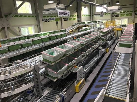 레일을 타고 이동한 상품들이 도착하는 패킹장. 문희철 기자