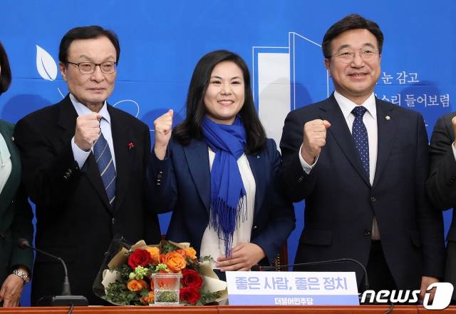 이해찬 더불어민주당 대표가 16일 오전 서울 여의도 국회에서 열린 더불어민주당 인재영입 발표 행사에서 글로벌 이코노미스트 최지은 박사와 기념촬영을 하고 있다. 오른쪽은 윤호중 사무총장. 2020.1.16/사진=뉴스1