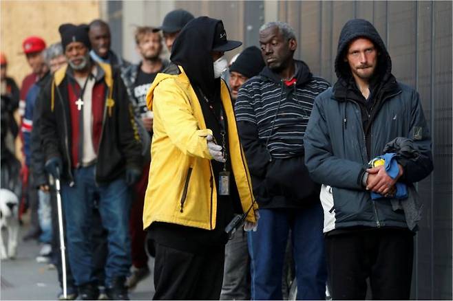 미국 노숙자들이 안내에 따라 줄지어 이동하는 모습(사진=연합뉴스)