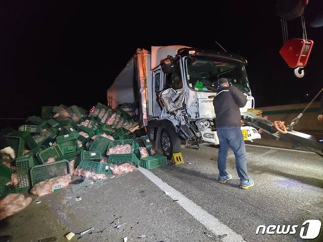 25일 오전 1시께 충남 논산시 벌곡면 호남고속도로 대전 방향 벌곡 휴게소 인근에서 택시와 3.5톤 화물차가 추돌하는 사고가 발생했다. 독자 송영훈씨 제공© 뉴스1