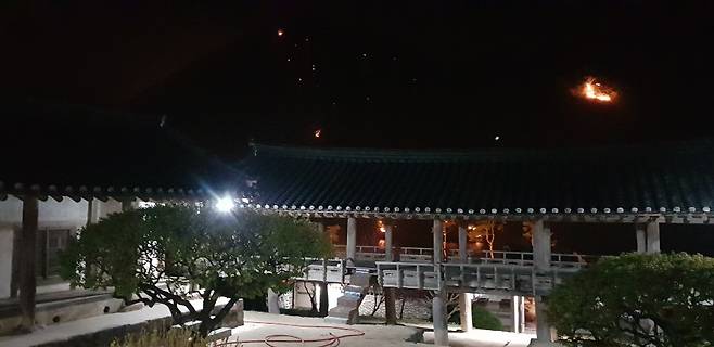 25일 오후 경북 안동시 풍천면 병산서원 앞까지 산불이 확산해 불길이 피어오르고 있다. 연합뉴스