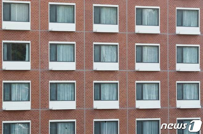 (서울=뉴스1) 허경 기자 = '워커힐'이 23일부터 신종 코로나바이러스 감염증(코로나19) 여파로 고객 수가 급감하자 한 달 동안 휴업하기로 결정했다. 사진은 이날 서울 광진구 그랜드 워커힐 호텔.  워커힐은 그랜드 워커힐 서울 객실 이용을 예약한 고객들에게 비스타 워커힐 서울 객실로 예약 변경을 돕고 취소 시 수수료를 면제해 주기로 했다. 워커힐은 '그랜드 워커힐', '비스타 워커힐', '더글라스 하우스' 세 곳으로 구성됐다. 2020.3.23/뉴스1