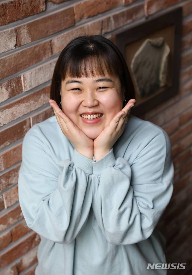 [서울=뉴시스] 이윤청 기자 = 개그우먼 출신 유튜버 김주연씨(일주어터)가 지난 22일 서울 마포구 서교동에 위치한 한 카페에서 뉴시스와 인터뷰하기 앞서 포즈를 취하고 있다. 2020.04.25. radiohead@newsis.com