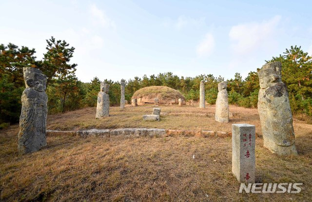 [서울=뉴시스] 지난해 촬영된 개성시 오산리에 있는 고려 30대 충정왕(忠定王)의 무덤인 총릉(聰陵)의 정면 모습. (사진=평화경제연구소 제공) 2020.04.25. photo@newsis.com