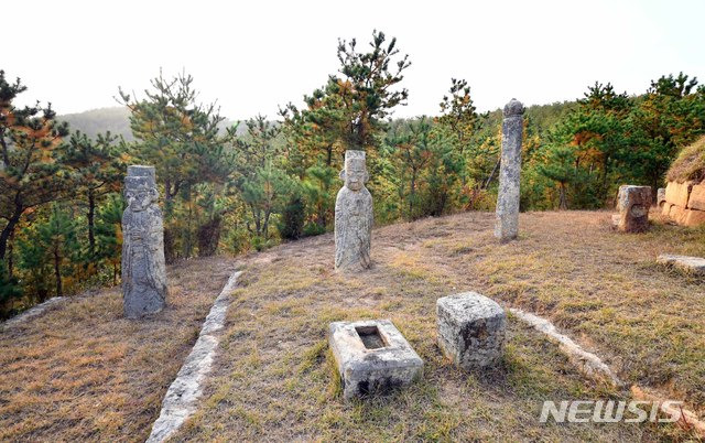 [서울=뉴시스] 개성시 오산리에 있는 고려 30대 충정왕(忠定王)의 무덤인 총릉(聰陵)의 서쪽에 서 있는 망주석과 문인석. (사진=평화경제연구소 제공) 2020.04.25. photo@newsis.com