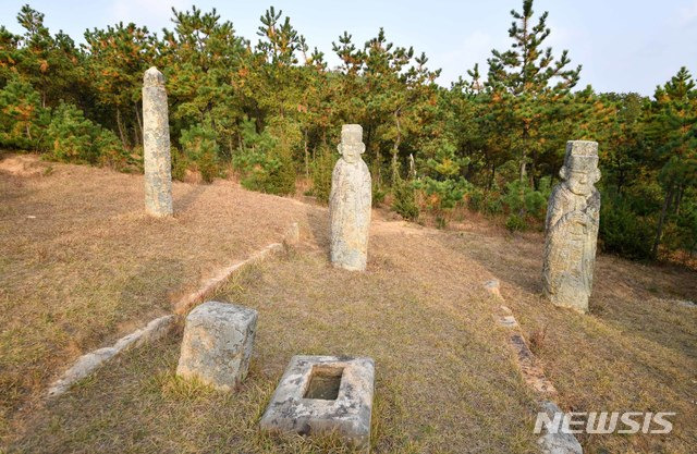 [서울=뉴시스] 개성시 오산리에 있는 고려 30대 충정왕(忠定王)의 무덤인 총릉(聰陵)의 동쪽에 서 있는 망주석과 문인석. (사진=평화경제연구소 제공) 2020.04.25. photo@newsis.com