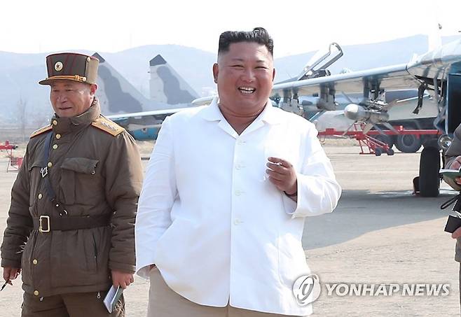 김정은 건강이상설, 관련 특이 동향 식별 안돼 (서울=연합뉴스) 청와대는 21일 일부 언론이 김정은 북한 국무위원장의 '건강 이상설'을 보도한 것을 두고 "현재까지 북한 내부에 특이 동향이 식별되지 않고 있다"고 밝혔다. 앞서 미국 CNN방송은 20일(현지시간) 미국 관리를 인용해 '김 위원장이 수술 후 심각한 위험에 빠진 상태'라는 정보를 미국 정부가 주시하고 있다고 보도했다.       사진은 지난 12일 조선중앙통신이 보도한 김정은 국무위원장 모습. 김정은 북한 국무위원장이 서부지구 항공 및 반항공사단 관하 추격습격기연대를 시찰했다고 보도했다.  2020.4.21      [국내에서만 사용가능. 재배포 금지. For Use only in the Republic of Korea. No Redistribution] photo@yna.co.kr