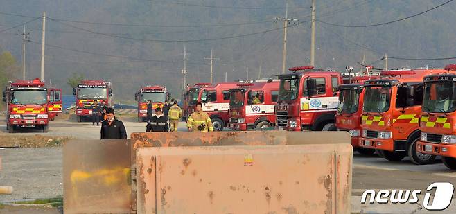 26일 경북 안동시 풍천면 인금리에서 시작된 산불이 3일째 타고 있는 가운데 전국에서 달려온 소방차들이 진화 작업을 준비하고 있다. 산림청은 진화헬기 32대를 투입 진화작업을 벌이고 있다. 2020.4.26/뉴스1 © News1 최창호 기자