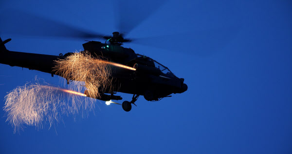 지난 24일 미 켄터키주 포트 캠벨에서 한국으로 순환배치를 앞둔 17 기병연대의 최신 AH-64E 아파치 가디언 공격헬기가 훈련을 하고 있다. /미 육군