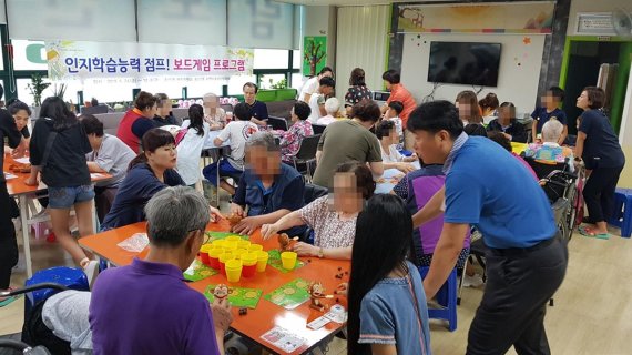 의정부시 송산3동행복센터 보드게임 프로그램 봉사활동. 사진제공=의정부시