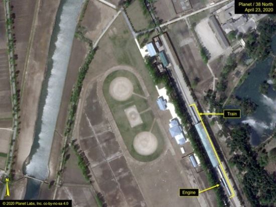 미국의 북한전문매체 38노스는 지난 23일에 촬영된 위성사진을 통해 김정은 북한 국무위원장의 전용 열차로 추정되는 기차가 강원 원산의 휴양시설 인근 기차역에 정차하고 있는 모습이 확인됐다고 25일(현지시간) 밝혔다. 로이터·연합뉴스