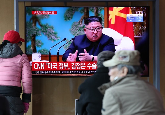 김정은 북한 국무위원장의 '건강이상설'을 북한 전문매체 데일리NK와 미 CNN이 연달아 보도한 가운데 21일 서울역에서 시민들이 관련 뉴스를 시청하고 있다. 뉴시스
