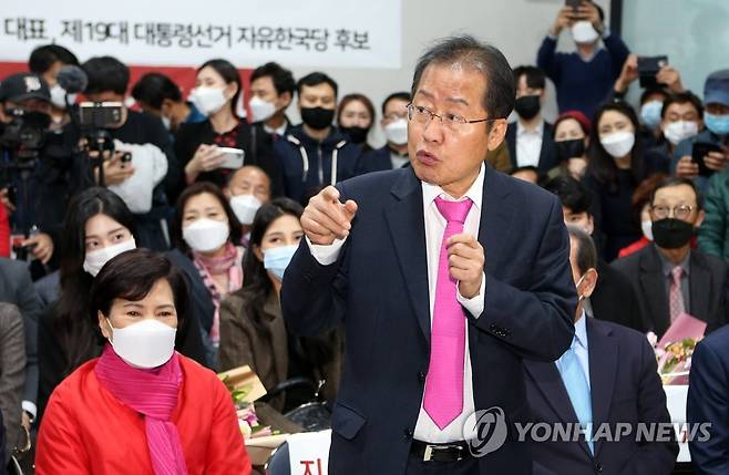 질문에 답하는 홍준표 4.15 총선에서 대구 수성구을에 무소속으로 출마한 홍준표 후보가 개표 결과 당선이 확실시된 지난 16일 새벽, 대구시 수성구 두산동 선거캠프에서 기자들의 질문에 답하고 있다. [연합뉴스 자료사진]